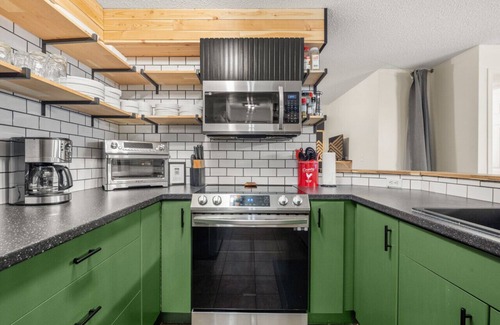 East Kootenay Apartment | 9 Peaks⛷| Scandinavian | Pool | Hot Tub | Beach