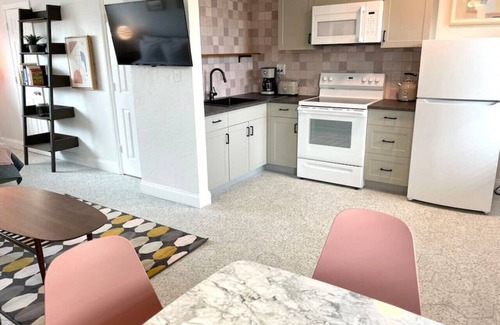 Bay Esplanade Apartment | 9 · Surf n Sand Studio Apartment by the Water 9