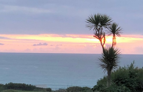 Newquay Apartment | 9 Zinc Modern apt, amazing Fistral views & sunsets. Close to golf course.