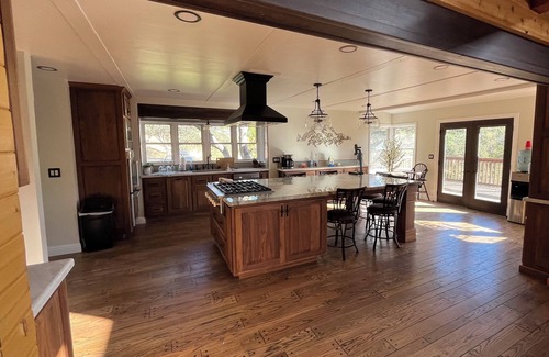 Tehachapi House | 90 Acre Luxury Ranch Sleeps 10 - Pool Jacuzzi Pickleball Court - Horse Corrals