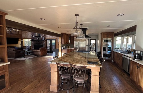 Tehachapi House | 90 Acre Luxury Ranch Sleeps 10 - Pool Jacuzzi Pickleball Court - Horse Corrals