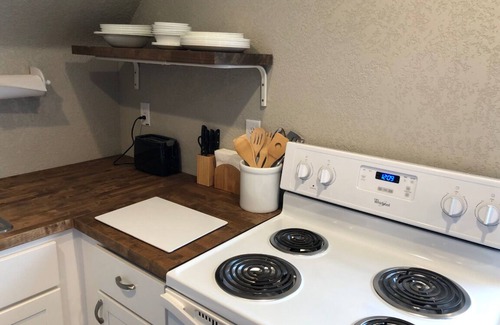 Wabash Apartment | 900 Sq Ft Downtown 1 Bedroom Apt, Close to Shopping, Honeywell, Eagles, Sleeps 5