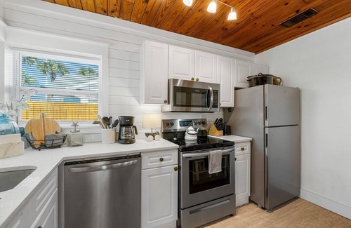 Laguna Beach Estates House | $98/Night Now thru Oct 5th!~ Quiet Laguna Beach ~Directly Across Street-30ft from Perfect Beach Access #83