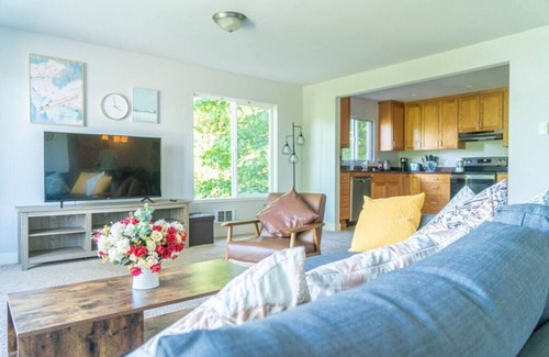Rainier Valley House | 9852 Entire · Panoramic Lake View 3800+ sqft House in Oasis