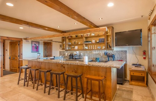 Truckee House | 9BRM/11BTH Tahoe Villa, panoramic view, hot tub, sauna, steam-room, bar, pool table