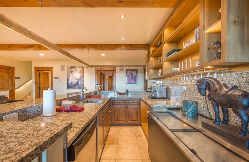 Truckee House | 9BRM/11BTH Tahoe Villa, panoramic view, hot tub, sauna, steam-room, bar, pool table
