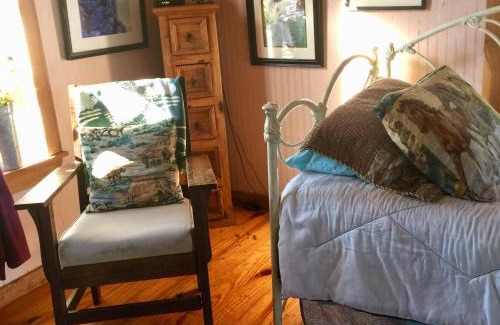 Smithville House | 9E Ranch Cabins Bastrop, Texas