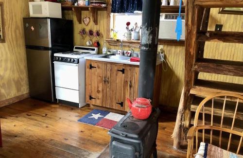 Smithville House | 9E Ranch Cabins Bastrop, Texas