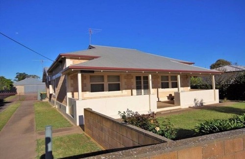 Dalrymple House | A 1970's fishing shack in the heart of Stansbury.