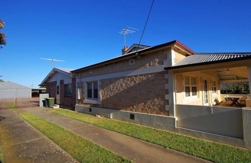 Dalrymple House | A 1970's fishing shack in the heart of Stansbury.
