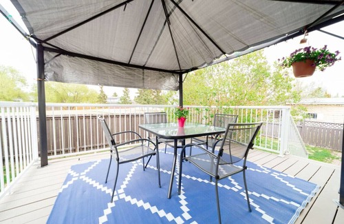 St. Albert House | A 2BR Home away from home!