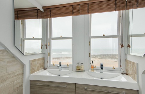 North Berwick House | A 4-bedroom luxury holiday home with enchanting sea views across Milsey Bay Beach