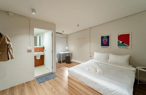 Ratchadaphisek Apartment | A 4BR apartment for 10 pax on 4F