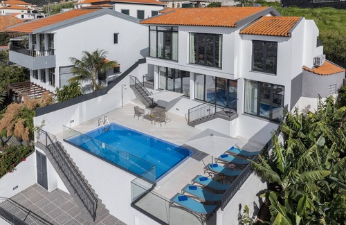 Monte Villa | A balcony over Funchal and sea | Monte White House