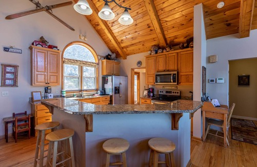 Boone Cabin | A Bear's Eye View - 10 min to Boone, Views, pets OK, pool table, hot tub!