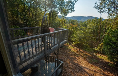 Jasper House | A beautiful mountain retreat nestled in the woods with great Mountain Views