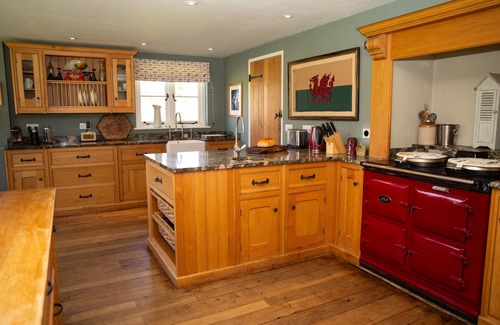 Newport House | A beautiful property for 6 with expansive lawns, minutes from the beach