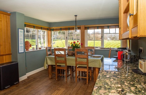 Newport House | A beautiful property for 6 with expansive lawns, minutes from the beach