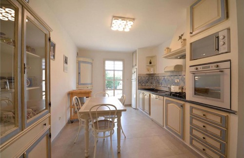 Robion House | A BEAUTIFUL PROVENCAL NEST FACING THE LUBERON
