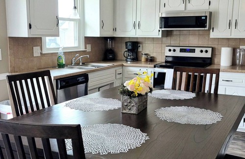 Clarksville House | A beautiful sunset, house with 4 bedrooms, 5 beds