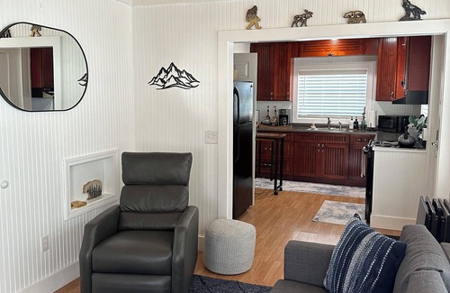 Franklin House | A beautiful tiny home located on the edge of a creek in the valley of Franklin!