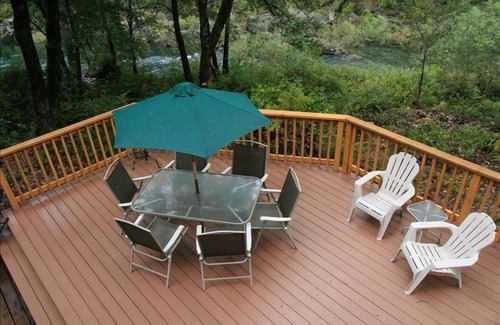 Crescent City Cabin | A Beautiful Vacation Awaits You on the Emerald Smith River!