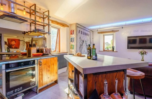 Slyne Apartment | A beautifully appointed apartment featuring lots of original artwork.