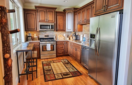 West Jefferson Cabin | A Blue Bear Lodge-Open for Bookings! Views, Ping Pong, Fire Pit, AC