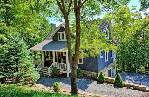 West Jefferson Cabin | A Blue Bear Lodge-Open for Bookings! Views, Ping Pong, Fire Pit, AC