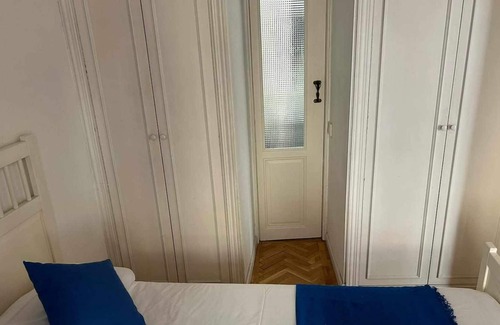 Golden Triangle of Art Apartment | A captivating Stay in Las Cortes Madrid