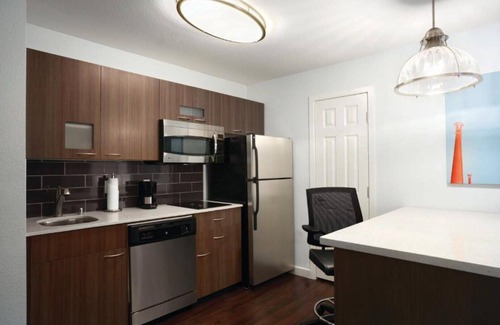 Pleasant Hill House | A centrally located all-suite hotel in the East Bay !