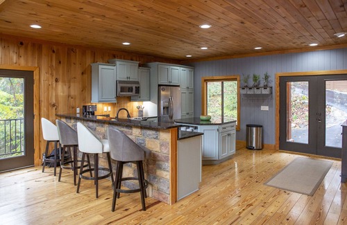 Six Mile House | A charming lakefront Lake Keowee home!