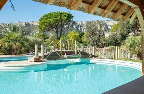 Orgon House | A comfortable property enjoying a view of the Alpilles mountain range - Sleeps 10