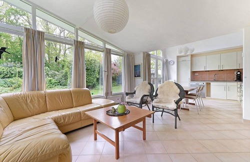 Ouddorp House | A comfortably furnished holiday home by the sea with a spacious garden and privacy for 6 people.