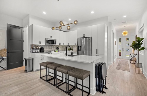 North Hyde Park House | A comforting, private experience of South RH designed townhome.