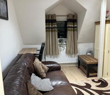 Gooshays Apartment | A Cosy and Spacious Studio Flat