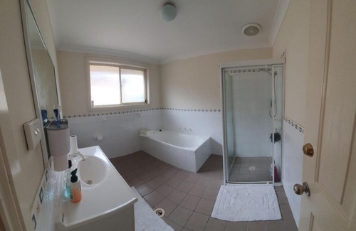 Warwick Farm House | A cosy private bedroom for you (2)