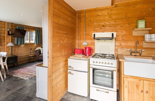 Deerhurst Cabin | A Cosy, Rustic, Romantic Retreat with a Swimming Pool, Jacuzzi and Sauna!