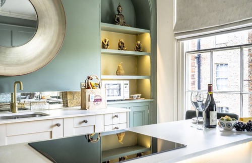 Bootham Apartment | A couples retreat that sleeps 2 guests in 1 bedroom