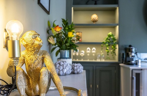 Bootham Apartment | A couples retreat that sleeps 2 guests in 1 bedroom