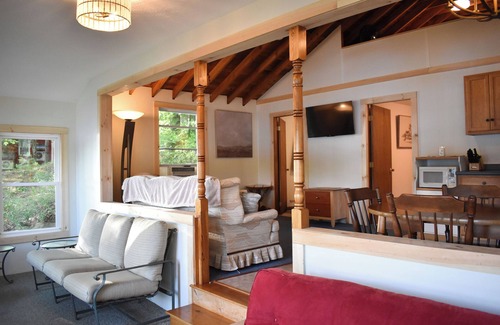 Lyman Cabin | A cozy 2-bedroom lakefront cabin nestled in Maine, feat. kayaks and private dock
