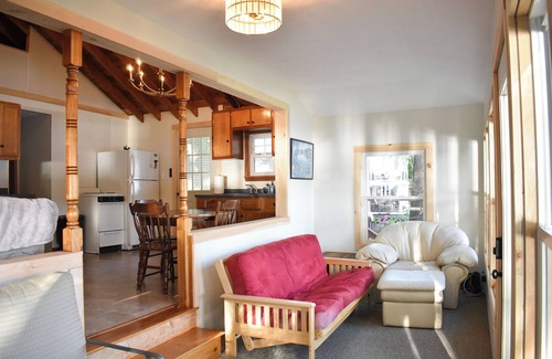 Lyman Cabin | A cozy 2-bedroom lakefront cabin nestled in Maine, feat. kayaks and private dock