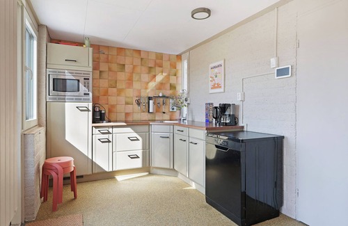 Ouddorp House | A cozy 4-person holiday home at De Klepperstee in Ouddorp by the Sea, featuring a lush garden, full privacy, and a private jacuzzi – all within walking distance of the beach.