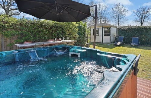 Ouddorp House | A cozy 4-person holiday home at De Klepperstee in Ouddorp by the Sea, featuring a lush garden, full privacy, and a private jacuzzi – all within walking distance of the beach.