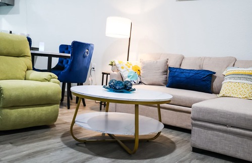 Midland Apartment | A cozy apartment at the center of a vibrant oil city, a home away from home.