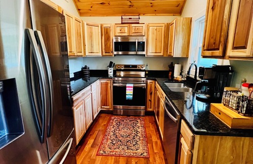 Andrews House | A Cozy Creekside Hot Tub Retreat