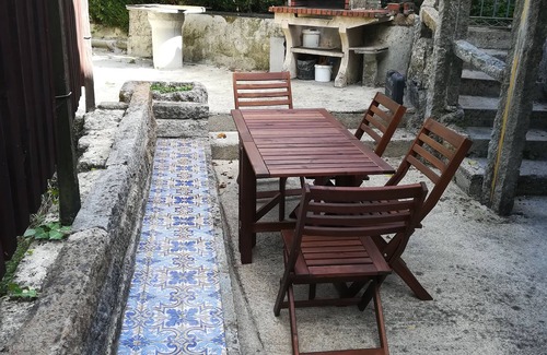 Beijos House | A cozy rustic house with essential services 25 meters away.