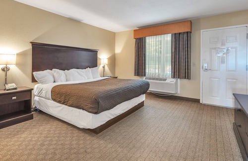 Kelleys Island Condo | A cozy suite just seconds from the beach: Vineyard Suites 121