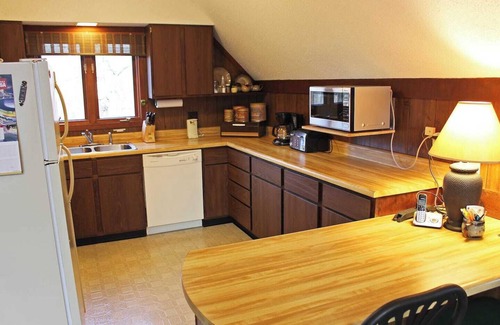 Bessemer House | A Cozy Vacation Home with a Sauna & Beautiful Nature View