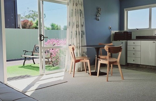 Tasman House | A delightful studio nestled in the very popular area of Kina Beach, and a few steps from the beach